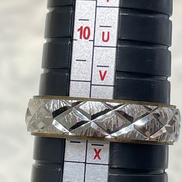 Silver Tone Diamond-Cut Band Ring Etched Geometric Pattern Sample brass Ring 10 - Picture 4 of 9